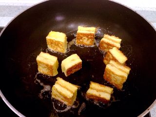 花生酱夹心西多士,把吐司块的6面都煎至金黄。
