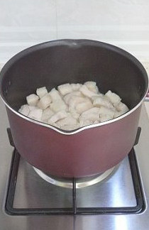 最接地气的鲜肉月饼,将切成小块的猪板油放入锅中，加小半碗水，大火煮开，翻炒搅拌后转中火熬。一开始加水
    煮，是防止猪肉局部受热过急而有焦糊现象。