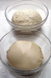 最接地气的鲜肉月饼,将水油皮、油酥的材料分别充分混合成两个面团，然后盖保鲜膜让它们静置融合半小时。