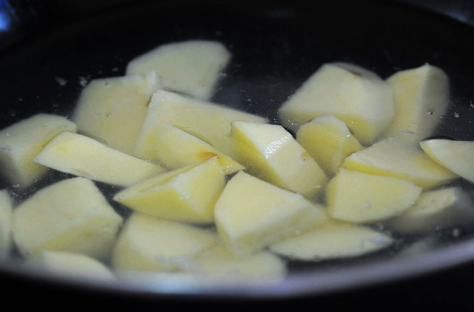 奶酪芜菁甘蓝,煮开一锅盐水，放入大头菜，煮15分钟，然后再放入土豆块一起再煮15-20分钟，直至土豆和大头菜熟透。