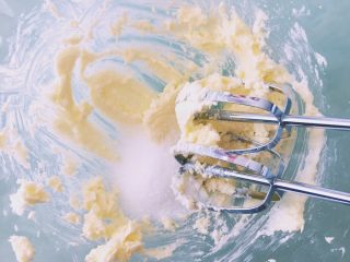 抹茶麻薯软曲奇,黄油室温软化，加入细砂糖打发至颜色发白体积膨胀