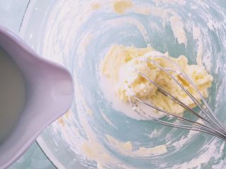 抹茶麻薯软曲奇,分4次加入牛奶和淡奶油，每次都要与黄油充分混合后再加下一次