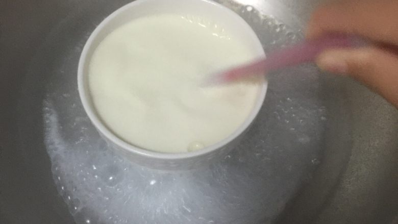 牛奶小方,加入第一步骤的牛奶淀粉糊，搅拌约十多秒，成牙膏状，稀稀的即可。