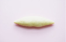 【金蒜面包】,用手轻轻搓长，两端搓尖，整成长橄榄形；