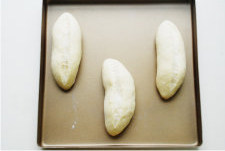 【金蒜面包】,整形好的面胚盖保鲜膜发酵1.5-2倍大，面包中间轻轻割一刀；