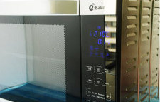【金蒜面包】,烤箱预热210摄氏度，烤箱中层，烘烤13-15分钟即可。