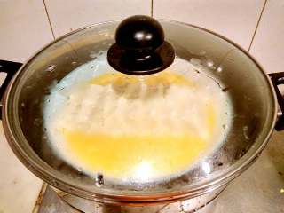 过桥豆腐,碗包上保鲜膜，入蒸锅上汽蒸约10分钟即可出锅