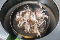 不可错过的酱香梭子蟹 ,起油锅，油温5成热后，将蟹的横切面直接放入油锅中，炸至封口。