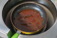 不可错过的酱香梭子蟹 ,锅中留少许底油，放入豆瓣酱、生抽和适量的清水烧热，