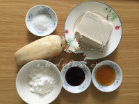 炸出来的味美豆腐藕片,准备的材料：北豆腐一块，莲藕一节，淀粉、白糖、料酒、生抽
