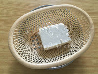 炸出来的味美豆腐藕片,豆腐放在小箩筐里沥干水分，大约半小时左右。