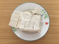 炸出来的味美豆腐藕片,将豆腐切成2-3厘米见方的小块，
