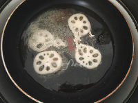 炸出来的味美豆腐藕片,在平底锅中注入1厘米深的油，中火加热，放入藕片炸制，适时用筷子翻动藕片，