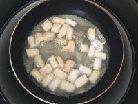 炸出来的味美豆腐藕片,豆腐块也是用同样的方法，裹上一层淀粉后炸，