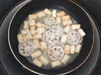 炸出来的味美豆腐藕片,豆腐块变成金黄色后，放入藕片