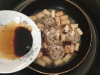 炸出来的味美豆腐藕片,往锅里加入白糖、料酒、生抽，调味均匀即可关火。