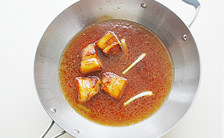 【章鱼红烧肉】,加入葱、姜，注入清水与带皮猪五花肉平齐的量，大火煮开锅；