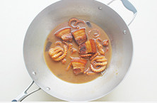 【章鱼红烧肉】,开盖加入盐，继续盖盖炖10分钟；