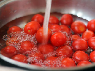 风味独特的——油渍番茄,小番茄用水清洗干净