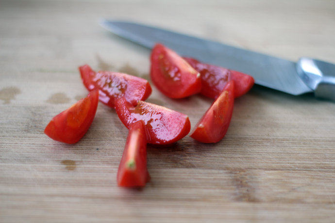 风味独特的——油渍番茄,一个小番茄切成6份
