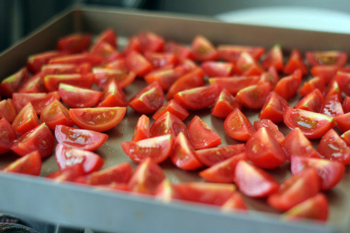 风味独特的——油渍番茄,放在烤盘里