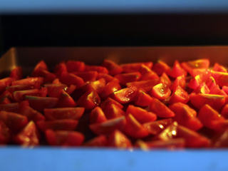 风味独特的——油渍番茄,放在120度的烤箱，低温烘烤2个小时左右。