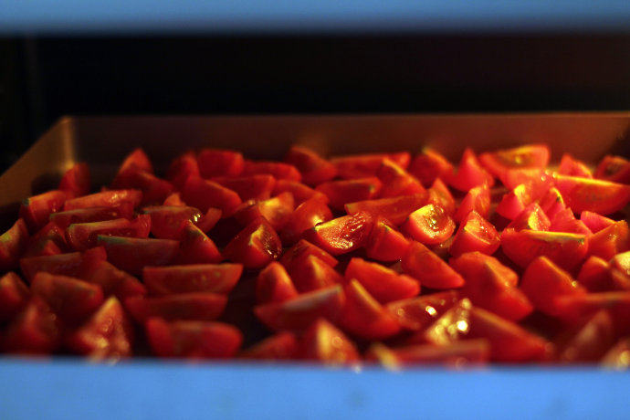 风味独特的——油渍番茄,放在120度的烤箱，低温烘烤2个小时左右。