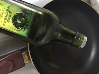 吐司披萨盏,锅中倒入少许橄榄油。