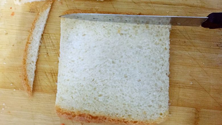 吐司披萨盏,吐司面包片切去四周的硬边，这样容易摆造型，也可不切。