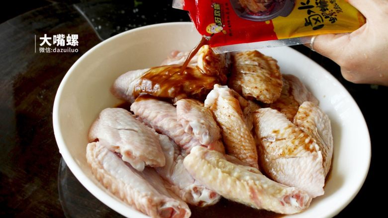 劲脆特制炸鸡翅丨大嘴螺,倒入万能的卤水和红油均匀搅拌，接下来给鸡翅按个摩吧