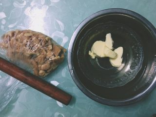 抹茶红豆冻芝士,消化饼干放保鲜袋里，用擀面杖碾碎。