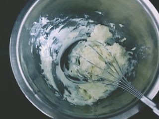 抹茶红豆冻芝士,奶油奶酪加入细砂糖隔水打至顺滑
