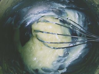 抹茶红豆冻芝士,牛奶吉利丁溶液分3次加入奶酪糊中，每次都搅拌均匀再加下一次