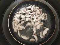 黑松露酱拌杂菌,口菇和香菇片在沸水中焯15秒，捞出，用凉白开冲凉备用。