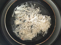 黑松露酱拌杂菌,金针菇在沸水中焯15秒捞出，也用凉白开冲凉备用。