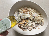 黑松露酱拌杂菌,将三种蘑菇放入一个碗中，调入松茸油、