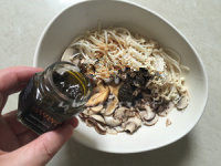黑松露酱拌杂菌,加入松茸酱、生抽、松茸调味料搅拌均匀，封上保鲜膜冷藏。