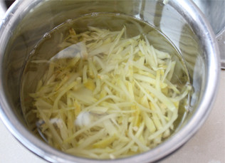 嫩滑爽口的下饭小菜——榨菜鸡丝 ,榨菜切成细丝，用清水反复搓洗几遍，或者提前泡半个小时以上，去掉过多的咸味。