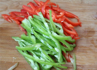 嫩滑爽口的下饭小菜——榨菜鸡丝 ,青红椒切丝。