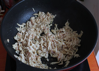 嫩滑爽口的下饭小菜——榨菜鸡丝 ,锅内多放一点油，把鸡丝滑8成熟，盛出备用、