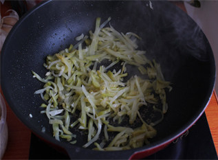 嫩滑爽口的下饭小菜——榨菜鸡丝 ,锅内到少许油，炒榨菜，炒出香味。