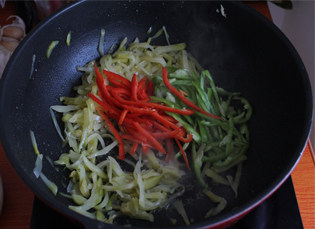 嫩滑爽口的下饭小菜——榨菜鸡丝 ,放入青红椒炒8成熟。
