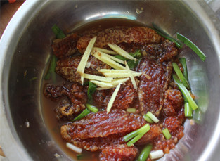 鸡翅的另类吃法——鱼籽鸡翅,放入姜腌制鱼籽，1个小时。