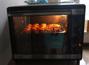 鸡翅的另类吃法——鱼籽鸡翅,放入预热200度的烤箱，20分钟左右烤熟即可