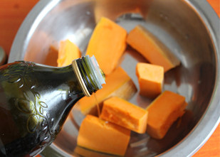 不能错过最销魂的南瓜吃法——黄金烤南瓜,倒入橄榄油