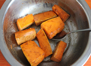 不能错过最销魂的南瓜吃法——黄金烤南瓜,搅拌均匀腌制片刻。