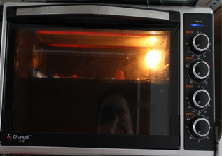 不能错过最销魂的南瓜吃法——黄金烤南瓜,放入预热200度的烤箱中层上下火1个半小时，烤至南瓜表面有焦糖的感觉即可。