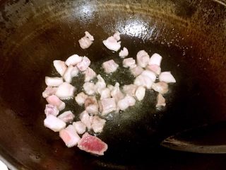 腐竹肉片,热锅后放油翻炒肉片