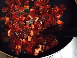黑椒牛肉粒,锅内入油，下入腌制好的牛肉