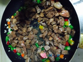 黑椒牛肉粒,倒入之前划熟的牛肉粒，加入盐和生抽